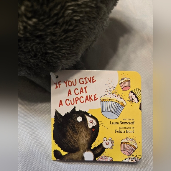 Kohls If You Give A Cat A Cupcake Plush 13 Inch 2022 Stuffed Animal Toy, NWT - Picture 4 of 5